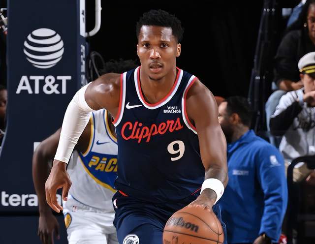 星空体育-打疯了！快船最多领先23分：伦纳德轰20分4板，新星重伤离场